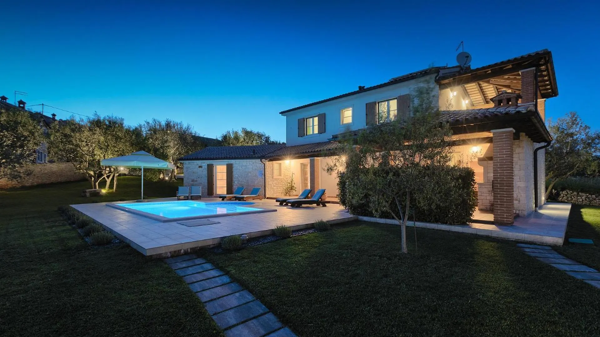Villa Loverka Near Pula Only 3 Km From The Beach With Sea View Peruški