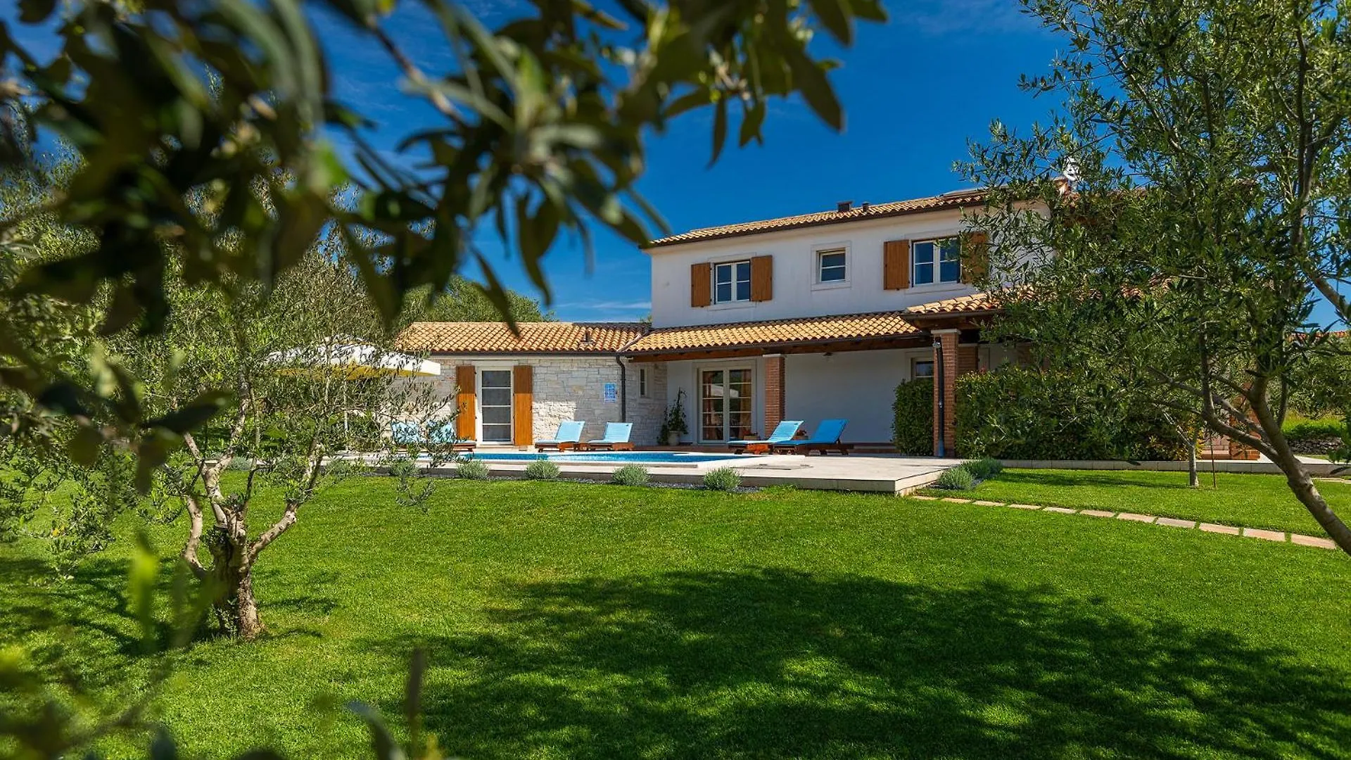 Villa Loverka Near Pula Only 3 Km From The Beach With Sea View Peruški